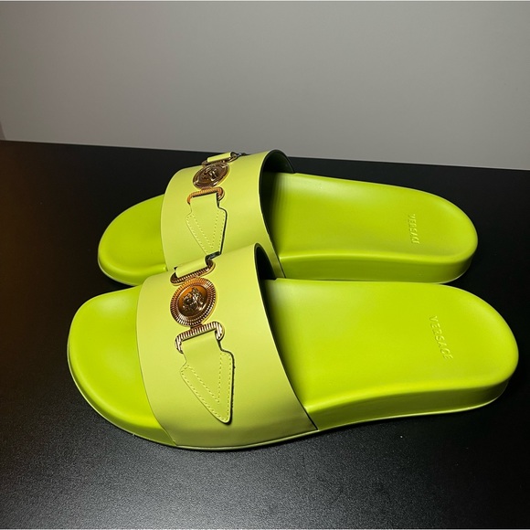 New with tag Real authentic Versace slides. Men’s size 10 - Picture 3 of 4